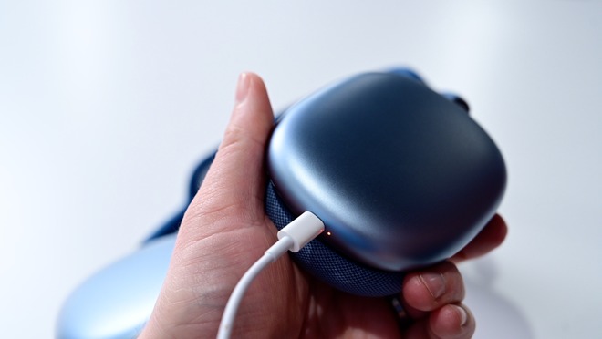 AirPods Max status LED